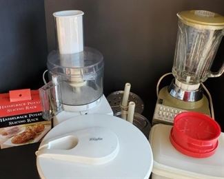 https://ctbids.com/#!/description/share/687847 Vintage Hamilton Beach Super 16 blender, Cuisinart food processor with blades, Tupperware storage container 9", Stuff a Burger maker, Hasselback potato slicing rack and a Zyliss salad spinner.