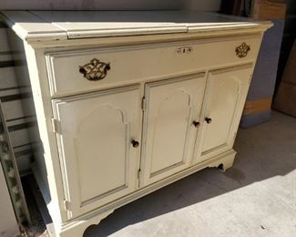 https://ctbids.com/#!/description/share/687802 Stanton Trutype wooden buffet. Features large drawer and 3 cabinets. Piece has been repainted. Measurements 40x19x32" Drawer 36x16x3.5" Cabinet opening 12x16x18"