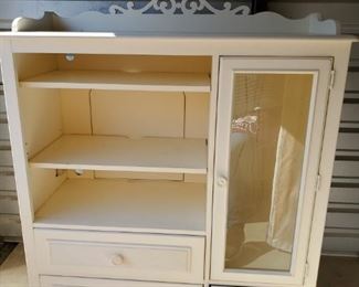 https://ctbids.com/#!/description/share/687800 Stanley illuminated media center. Beautiful white finish with 3 drawers and glass door. Shelves are adjustable Measurements 45x18x52" Cabinet (glass shelving missing) 15x16x32" Drawers 25x14x6" Small drawer 13x14x6"