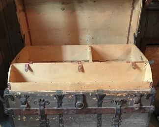 Briquettes trunk with tray and original hardware