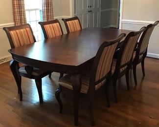 Mahogany dinning table with 8
chairs