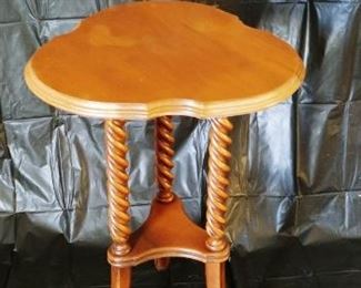Vintage Clover Top Parlor Table/ Plant Stand 
