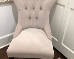 77. Tufted Velvet Accent Chair (26" x 21" x 38")