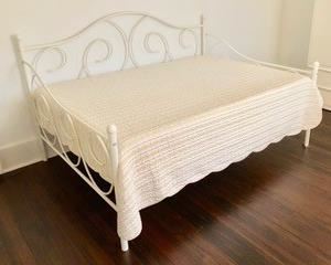 81. White Metal Full Daybed (77" x 56" x 39")