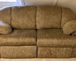 87. 3pc Reclining Sectional Sofa (100" x 36" x 34")