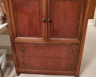 VINTAGE MEDIUM SIZE CHIFFEROBE CLOSET