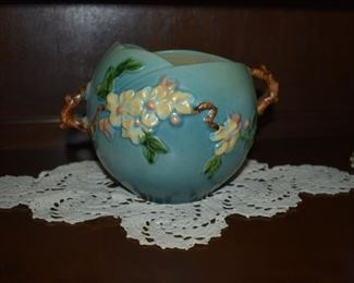 ***Sorry, Family Member purchased this vase.*** Roseville Pottery Monticello brown handled vase. Exceptional crisp, detailed mold. EXCELLENT ORIGINAL CONDITION. No chips, cracks, damage or repair of any kind.
***Sorry, Family Member purchased this vase.***