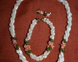 Gorgeous Pearl Necklace with matching Bracelet and Earrings