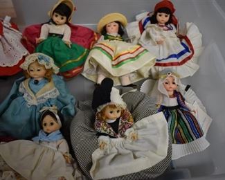 Beautiful Dolls - Hundreds of them! Bob Mackie's * Barbies * Gone with the Wind * Shirley Temple * Madame Alexander and More! All in Wonderful Condition! Many NIB!r