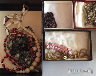 Back to last search results | HOME > WORTHOPEDIA® > CERAMICS
VINTAGE NORITAKE MESA (SUNBURST PATTERN)