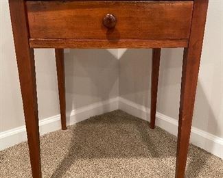 Hepplewhite antique 1 drawer side table