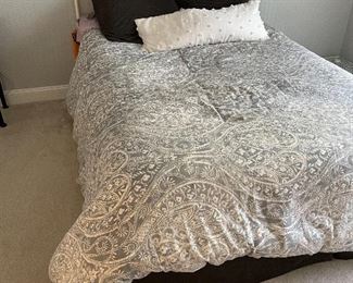 Full size iron bed white