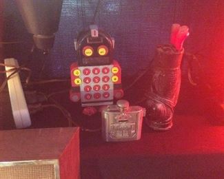 BELT BUCKLE FLASK. robot game