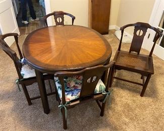 Dining Table with chairs Has 3 leaves
