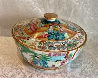 $120 - Famille Rose Casserole ; 10.5" diameter, 6.5" H