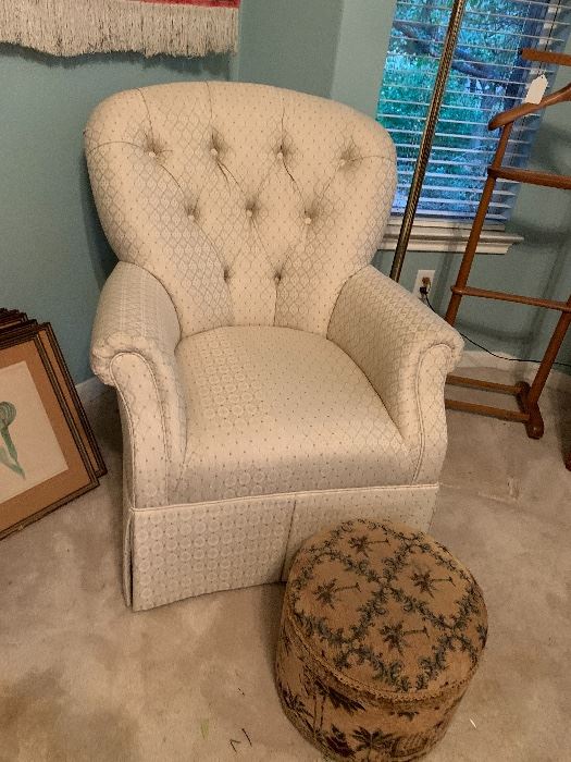 $190~ OBO ~CREAM CUSTOP UPHOLSTERED ARM CHAIR