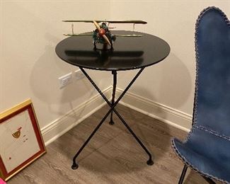 Metal round accent table