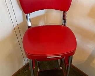 This vintage step stool is in perfect condition!