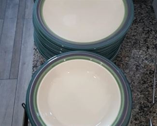 Pfaltzgraff  USA 11 plates 11 bowls 