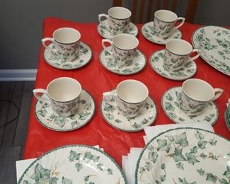 Service for 8 + 3 servings pieces