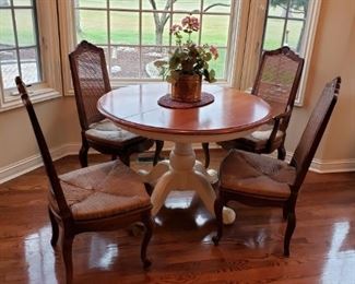 4 TOP PEDESTAL TABLE, 4 RUSH SEAT CHAIRS
