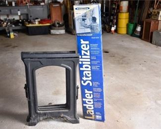 108. WERNER Ladder Stabilizer and sawhorse