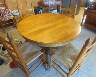 OAK KITCHEN TABLE .  HAS 6 CHAIRS.  2 NOT SHOWN.  ALSO HAS 2 IEAVES.