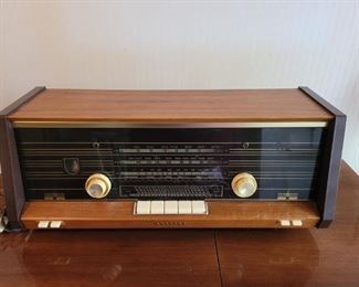 https://ctbids.com/#!/description/share/697643 This is a beautiful original Phillips shortwave tube radio!  Yes, its still works!! Its 22" x 7" wide and 9" tall.


