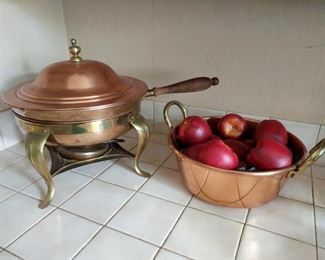 https://ctbids.com/#!/description/share/697669 Copper Chafing Dish is approximately 12" high with the pot having a 12" diameter. It is in great usable condition. Bowl is 6" tall at handles (4 1/2" at bowl), and comes with 11 decorative apples.

