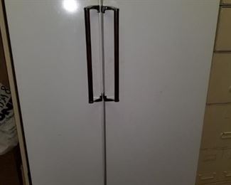 https://ctbids.com/#!/description/share/697717 Older white Kenmore Frostless side by side refrigerator. Possibly needs a new compressor, not currently working. Measurements: 31" w x 66"h.

