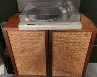https://ctbids.com/#!/description/share/697662 The Panasonic SL-H402 turntis in great working condition! It is 16" x 14" wide and 4" tall. The speakers are Jensen and stand 24" tall, 14" wide and 12" deep.

