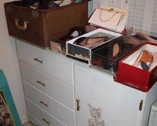 DRESSER, VINTAGE SHOES