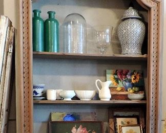 DISPLAY SHELF WITH VINTAGE DECOR