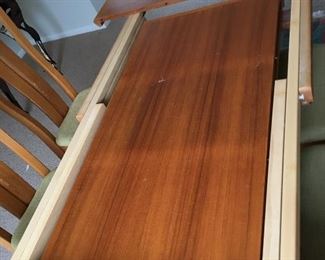 Table interior which leaves inside