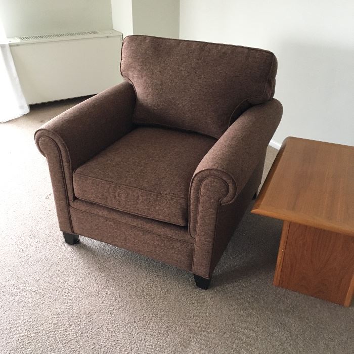 $75NEW Macy’s arm chair color Rawhide