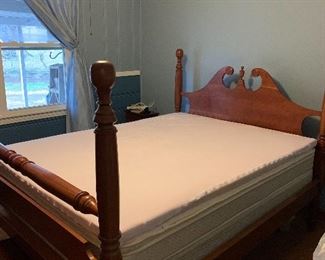 Queen four poster cannon ball bed built by Tennessean Donald Jackson