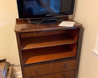 Second Samsung 32 inch Insignia TV; project cabinet
