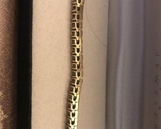 Side /back view. Again I don’t know the carat weight but this is a goosd price for this 