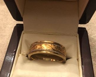 18k gold men’s band signed and stamped. Came in this box -not sure If it’s from the store. But it’s heavy and real 18 k approx 13 gr. !!     size 10 3/4 -11  $675