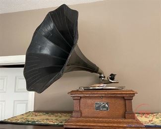 Early 1900's VICTOR Type VIC V Phonograph - Serial Number 23476