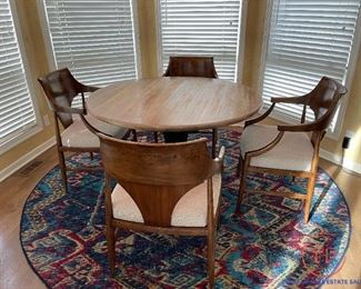 HOOKER Furniture Distressed Round Table with 4 Chairs Set 