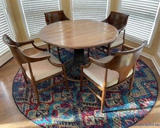HOOKER Furniture Distressed Round Table with 4 Chairs Set 