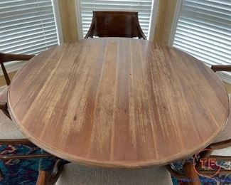 HOOKER Furniture Distressed Round Table with 4 Chairs Set 
