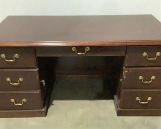Located in: Chattanooga, TN
5 Drawer Desk
Size (WDH) 60"W X 30"D X 29 1/2"H
*No Keys*
*Sold As Is Where Is*

SKU: R-6-B