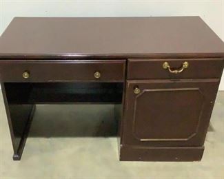 Located in: Chattanooga, TN
Desk
Size (WDH) 50"Wx24"Dx30-1/4"
No Key
*Sold As Is Where Is*

SKU: S-7-A