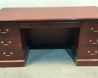 Located in: Chattanooga, TN
7 Drawer Wood Desk
Size (WDH) 66"W x 30"D x 30"H
No Key

**Sold as is Where is**

SKU: R-8-A