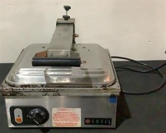 Located in: Chattanooga, TN
MFG Anvil
Model TSA 7209
Ser# 1200265705TSA 7209
Power (V-A-W-P) 1800W, 15A, 120V, 60Hz
Sandwich Press
Size (WDH) 14"Wx18-1/2"Dx10-1/2"H

**Sold as is Where is**

Tested-Works