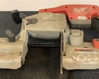 Located in: Chattanooga, TN
MFG Milwaukee
Model 0729-20
Ser# A59CD14520245
Power (V-A-W-P) V-28
Portable Band Saw
*Sold As Is Where Is*
Unable to Test