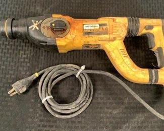 Located in: Chattanooga, TN
MFG DeWalt
Model D25223
Power (V-A-W-P) 120 Volts
Rotary Hammer Drill
**Sold as is Where is**
Tested Works