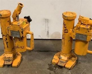 Located in: Chattanooga, TN
3.3 Ton Jacks
Size (WDH) 16"H
*Marked Broken*
**Sold as is Where is**

SKU: H-4-E
Does Not Work